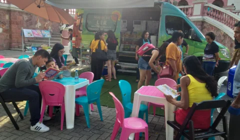 ‘Mania de Ler’ com leitura de cordéis é realizado no Largo, em Manaus