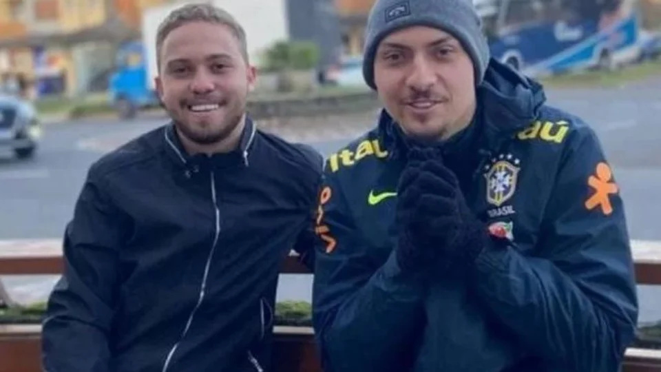 Ouça áudio de ex-assessor que diz ter vivido romance com filho de Bolsonaro