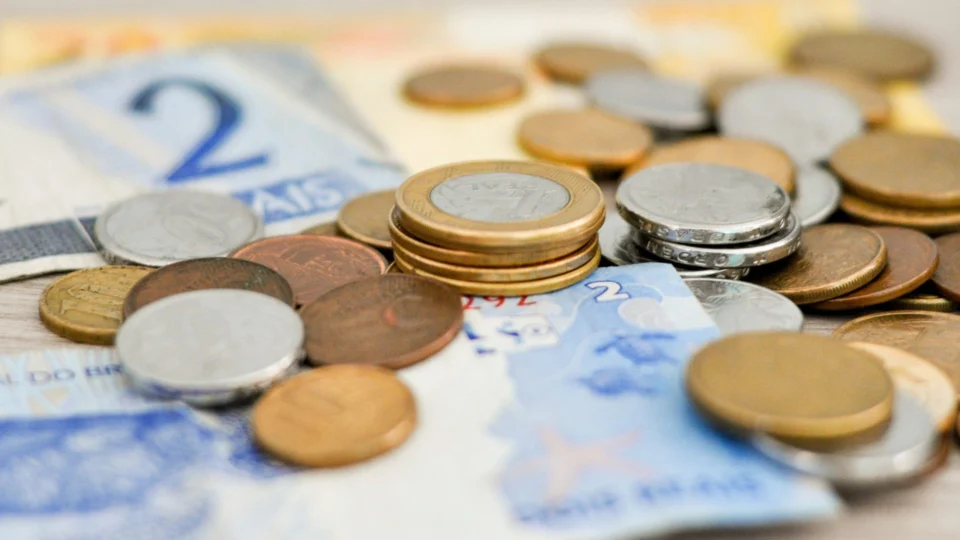 Setor de serviços: AM tem redução de R$ 400 na média salarial, diz IBGE