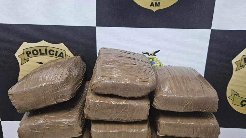 Vídeo: 10 tabletes de maconha são aprendidas em caminhão-cegonha em Manaus