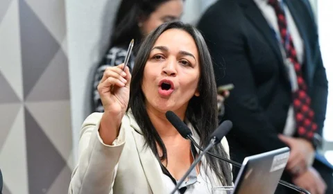 Relatora da CPMI do 8 de janeiro quer acareação entre Bolsonaro e Mauro Cid  