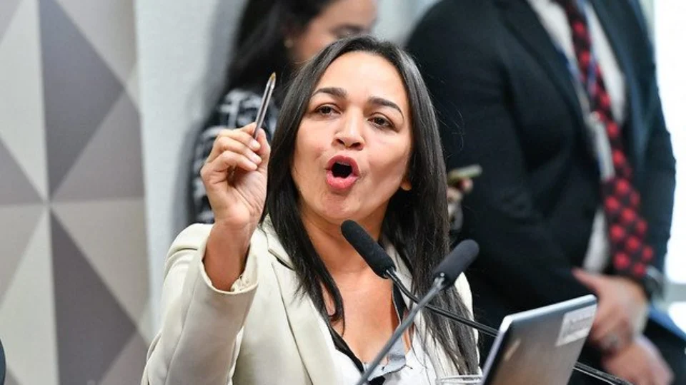 Relatora da CPMI do 8 de janeiro quer acareação entre Bolsonaro e Mauro Cid  