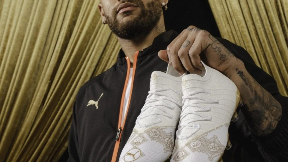 Em homenagem a recorde de artilharia, Neymar ganha chuteira especial