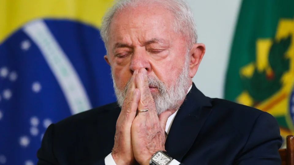 Equipe de 20 médicos se desloca para acompanhar cirurgia de Lula em BSB