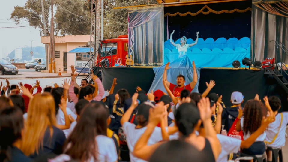 Grupo Teatro a Bordo apresenta espetáculo ‘Caixola Brincante’, em Palmas