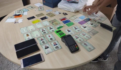 Estelionatários são presos em posse de diversos documentos falsos em Manaus