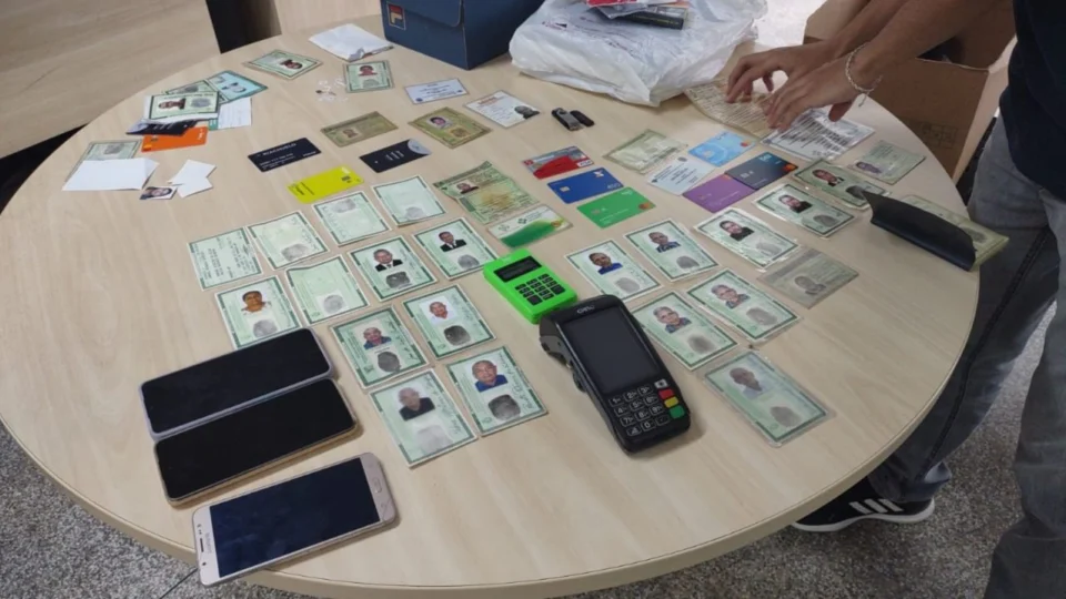 Estelionatários são presos em posse de diversos documentos falsos em Manaus