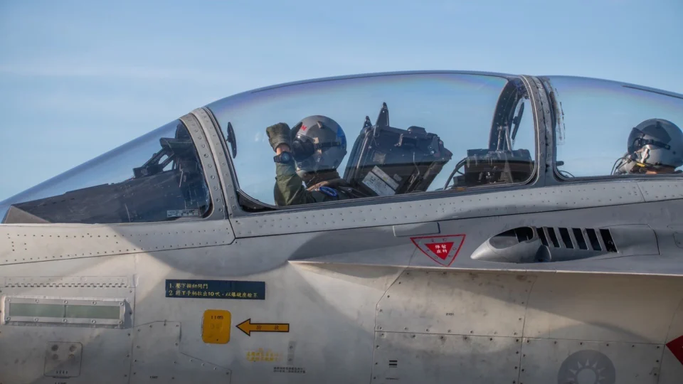 Exército chinês envia 103 aviões de guerra a Taiwan em 24 horas