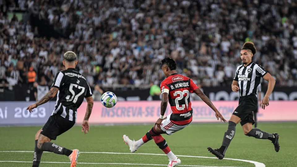 Bruno Henrique brilha e Flamengo bate líder Botafogo