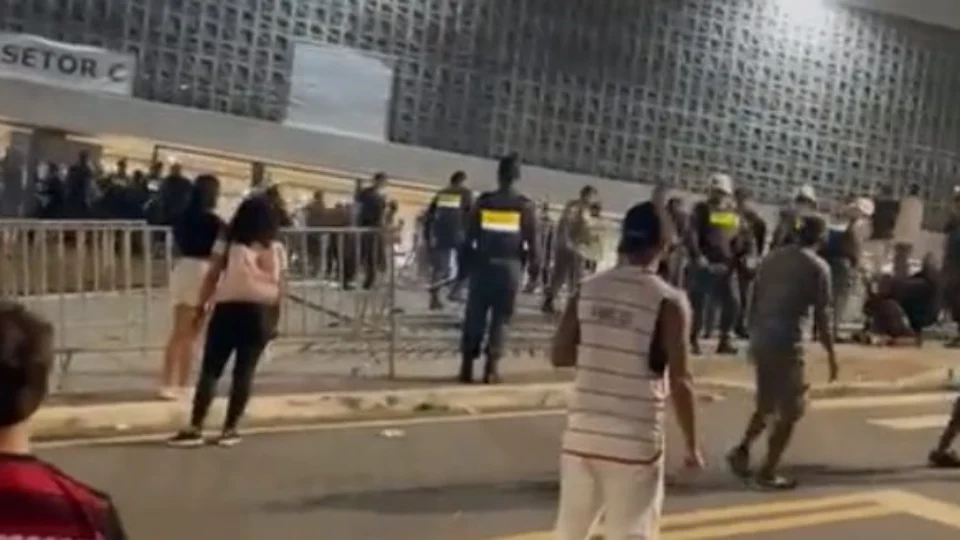 Torcida gera confusão durante jogo entre Flamengo e Athletico-PR