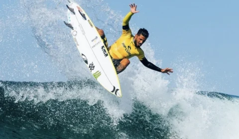 Brasileiro Filipe Toledo ganha bicampeonato mundial de surfe