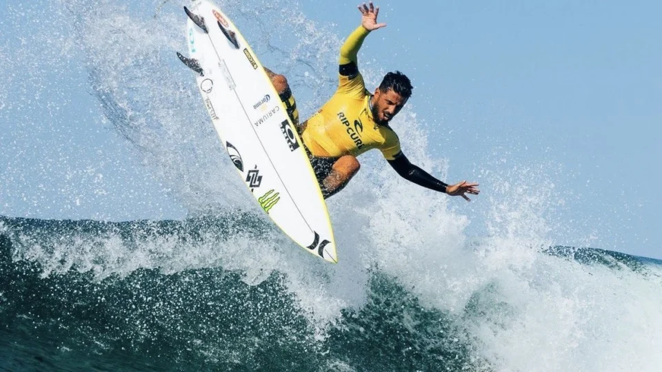 Brasileiro Filipe Toledo ganha bicampeonato mundial de surfe