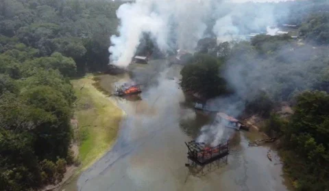 Operação Draga Zero: PF destrói 302 balsas de garimpo ilegal no Amazonas