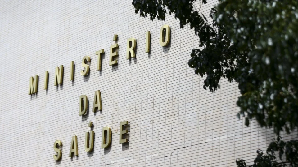 Governo faz contrato de R$ 87 milhões sem licitação e não recebe remédios