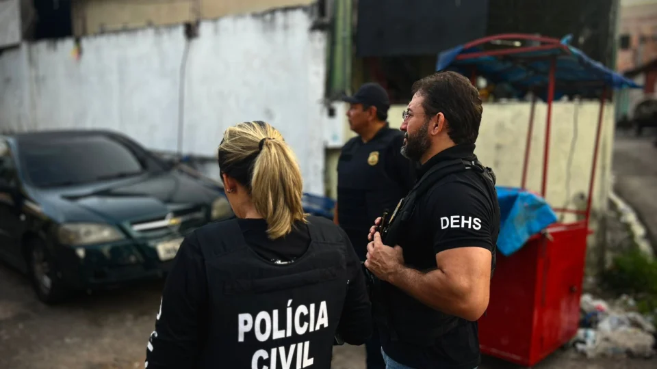 Vídeo: suspeito é preso com drogas, arma de fogo e munições em Manaus