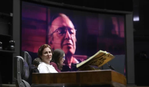 Homenagem a Olavo de Carvalho na Câmara tem sessão esvaziada