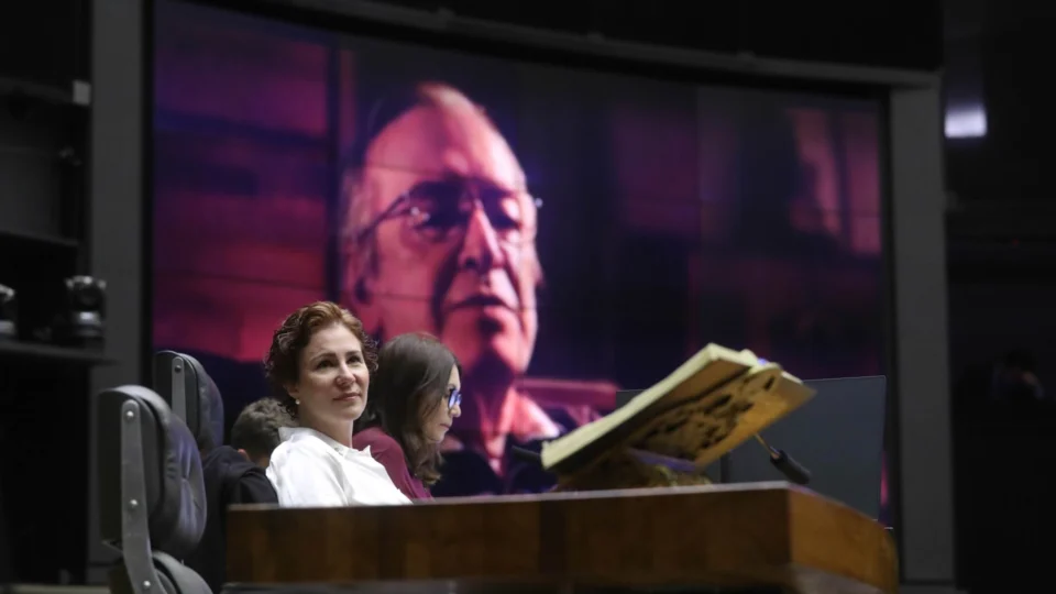 Homenagem a Olavo de Carvalho na Câmara tem sessão esvaziada