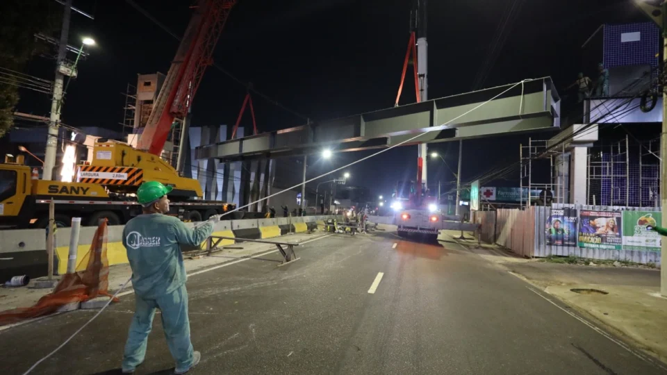 Avenida Ephigênio Salles será interditada para montagem de cobertura da passarela