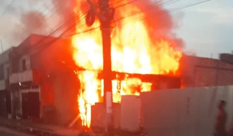 Incêndio de grandes proporções atinge residência na Zona Leste de Manaus