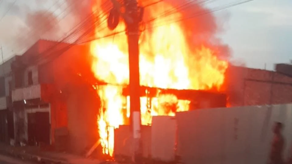 Incêndio de grandes proporções atinge residência na Zona Leste de Manaus