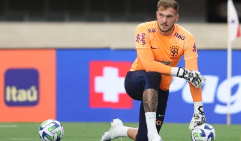 Goleiro Lucas Perri se entusiasma com estilo de Diniz: ‘sempre atacar’