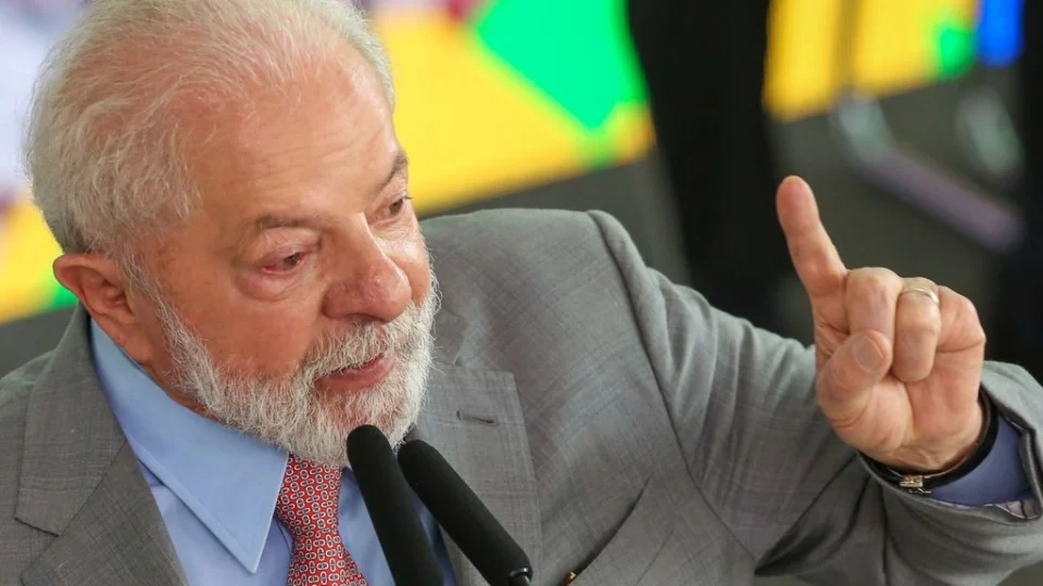 ‘Bola de Ouro não combina com farra, não combina com noitada’, diz Lula