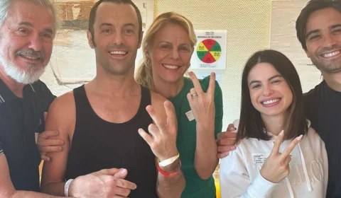 Mãe de Kayky Brito posta foto com filho após 27 dias internado