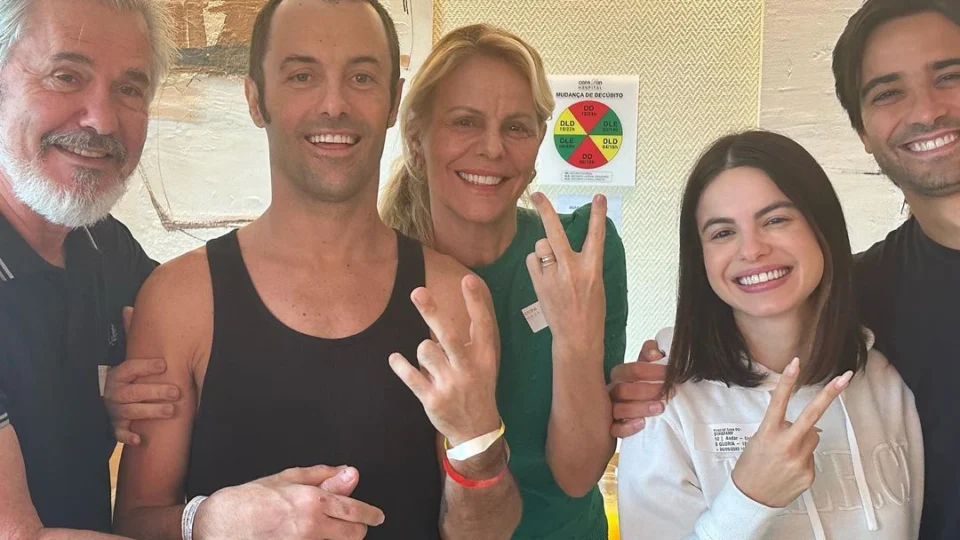 Mãe de Kayky Brito posta foto com filho após 27 dias internado