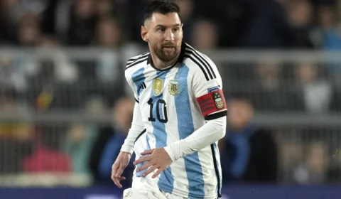 Messi viaja para La Paz, mas Scaloni faz mistério: ‘se estiver bem, joga’