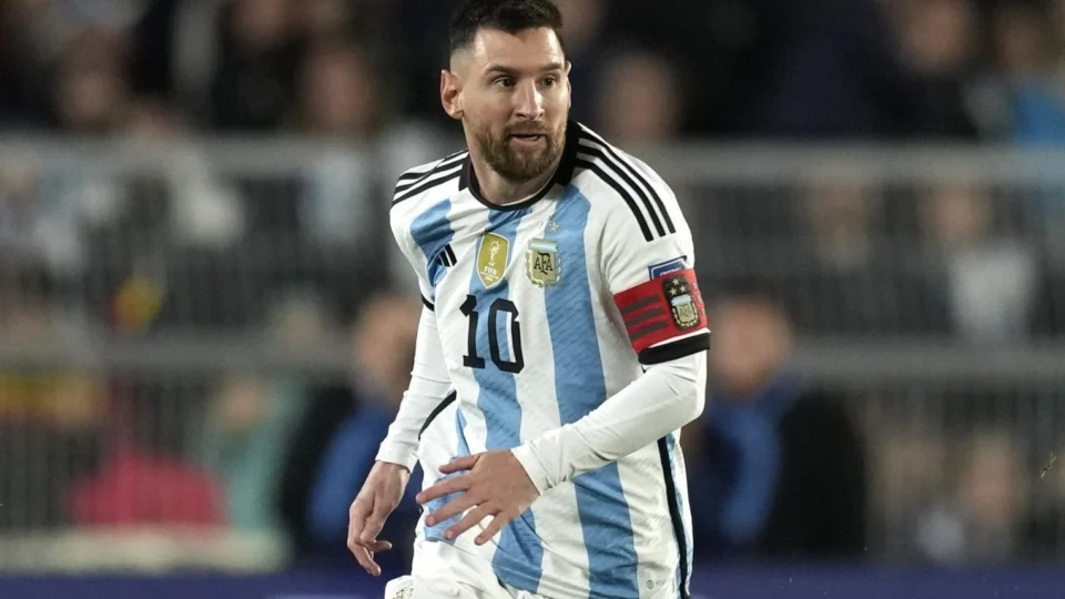 Messi viaja para La Paz, mas Scaloni faz mistério: ‘se estiver bem, joga’