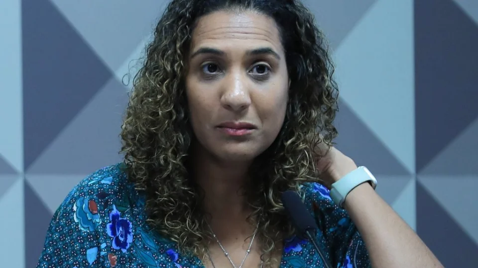 Ministra Anielle Franco pede desculpa a Casares por publicações racistas de assessora  