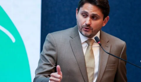 Barroso determina bloqueio de R$ 835 mil do ministro Juscelino Filho