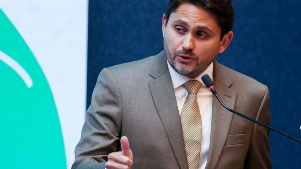 Barroso determina bloqueio de R$ 835 mil do ministro Juscelino Filho