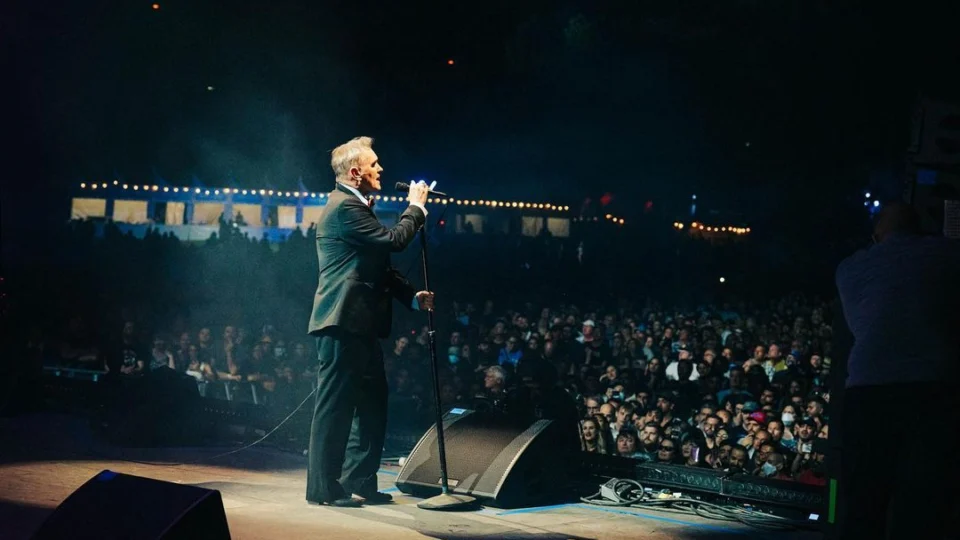 Morrissey é diagnosticado com dengue no México e adia shows no Brasil