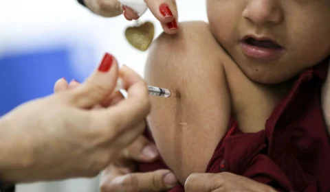 Multivacinação para menores de 15 anos inicia em 7 estados, confira