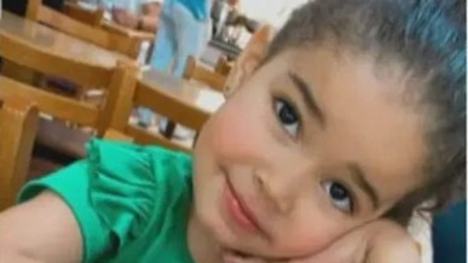 Menina baleada pela PRF no RJ morre após 9 dias no hospital