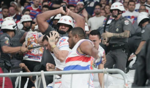 Organizadas do Fortaleza brigam entre si durante partida contra Corinthians