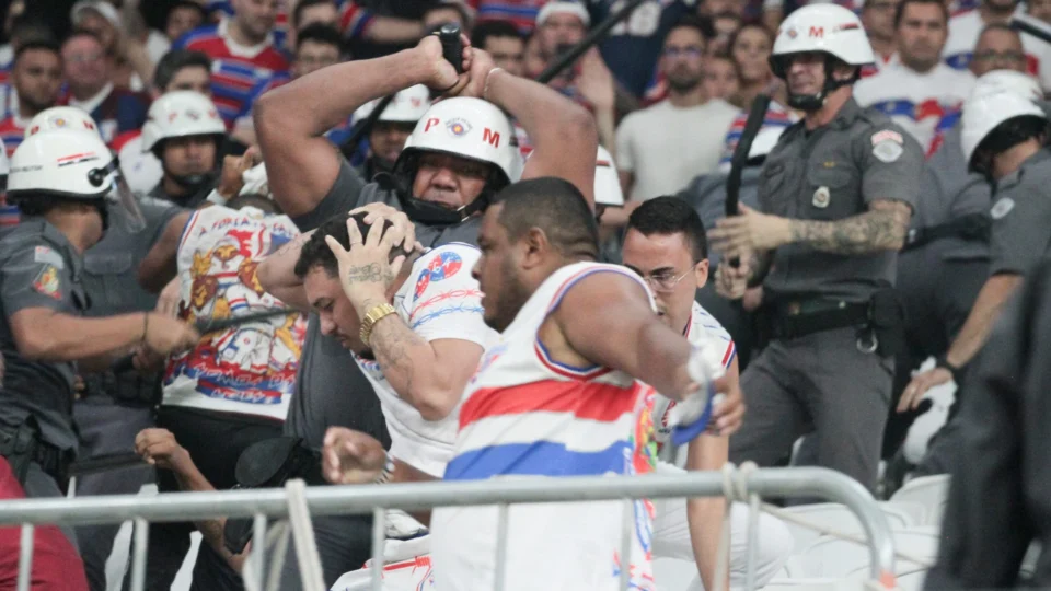 Organizadas do Fortaleza brigam entre si durante partida contra Corinthians