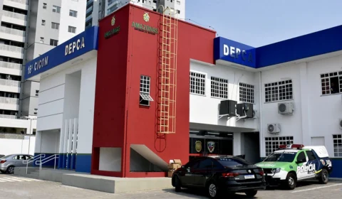 Mulher suspeita de permitir estupro de filha de 7 anos é presa em Manaus