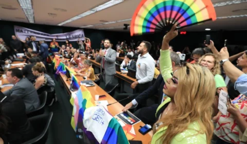 Após proibição de casamento homoafetivo, políticos se manifestam contra proposta