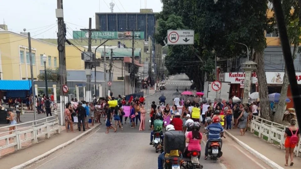 Familiares de detentos fecham ruas em protesto por melhorias em presídios no AC