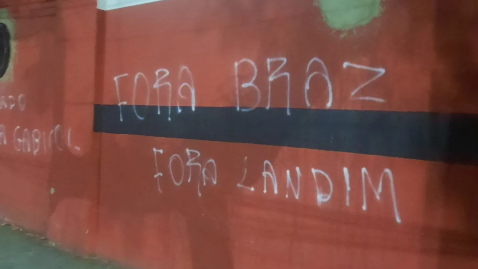 Torcedores do Flamengo protestam após derrota na Copa do Brasil