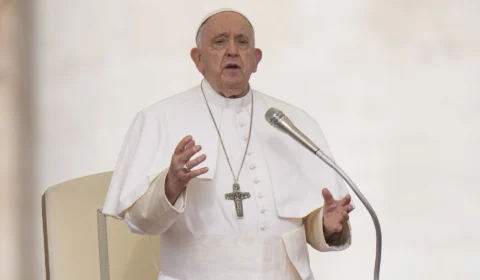 Papa Francisco afirma que ajudar imigrantes no mar é um dever da humanidade