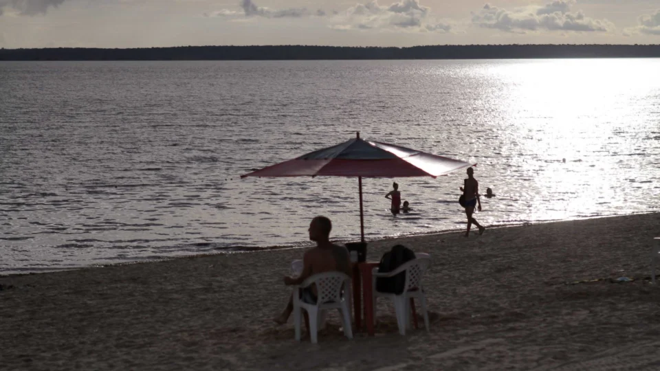 Seca em Manaus: prefeito avisa que praia da Ponta Negra será interditada na segunda