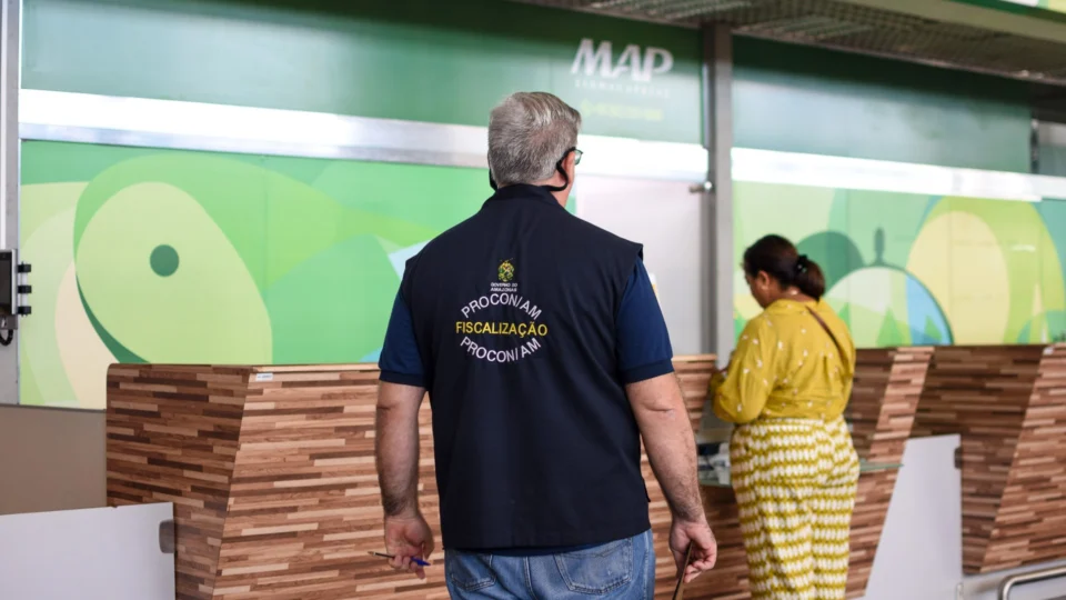 Após denúncia de passageiros, Procon-AM autua empresa MAP Linhas Aéreas