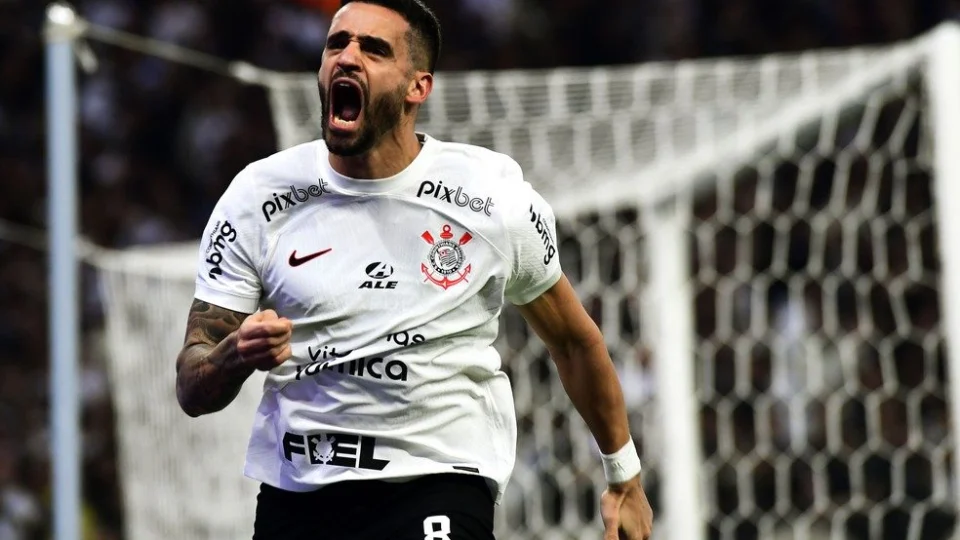 Renato Augusto volta aos treinos e se prepara para jogo contra Fortaleza