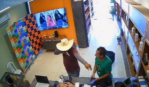 VÍDEO: Dupla assalta loja vestindo chapéu de caubói e uniforme escolar no AC