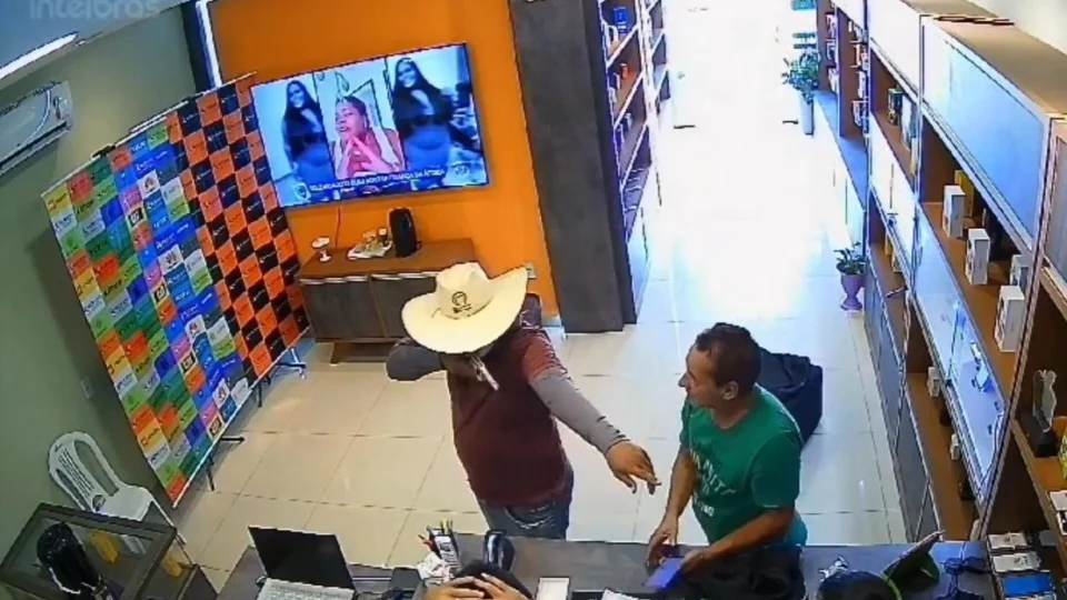 VÍDEO: Dupla assalta loja vestindo chapéu de caubói e uniforme escolar no AC