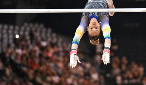 Copa do Mundo de ginástica: Rebeca Andrade leva prata nas barras assimétricas