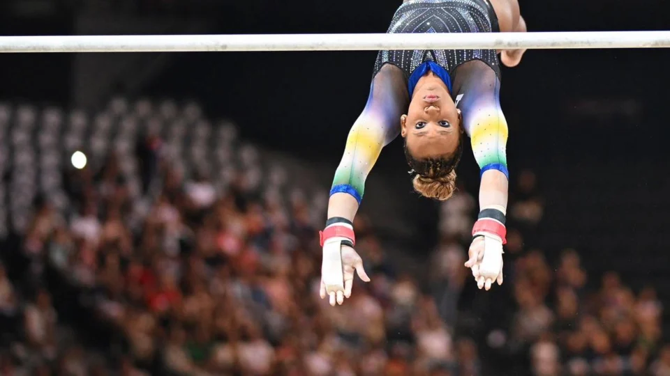 Copa do Mundo de ginástica: Rebeca Andrade leva prata nas barras assimétricas